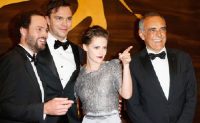 Filmový festival v Benátkách rozzářila ledová královna Kristen Stewart ve značce Chanel