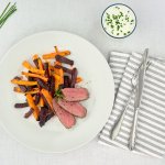 Biftek se zeleninovými hranolky a domácím dresinkem