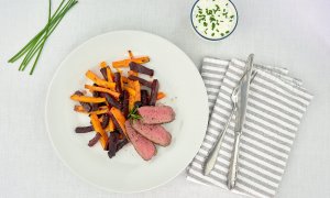 Biftek se zeleninovými hranolky a domácím dresinkem