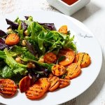 Směs listových salátů s grilovanými batáty
