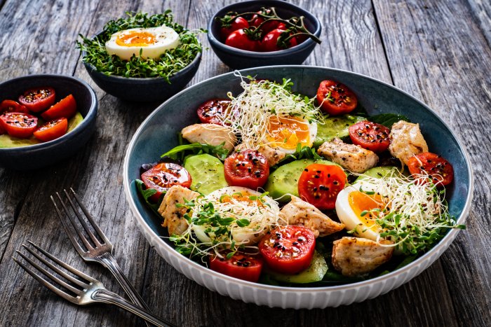 Lehký salát s kuřecím masem a vejci - bohatý na bílkoviny!