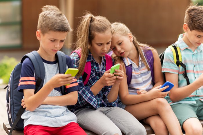 Závislost dětí na telefonech přerůstá v chorobu, co může každý rodič udělat?